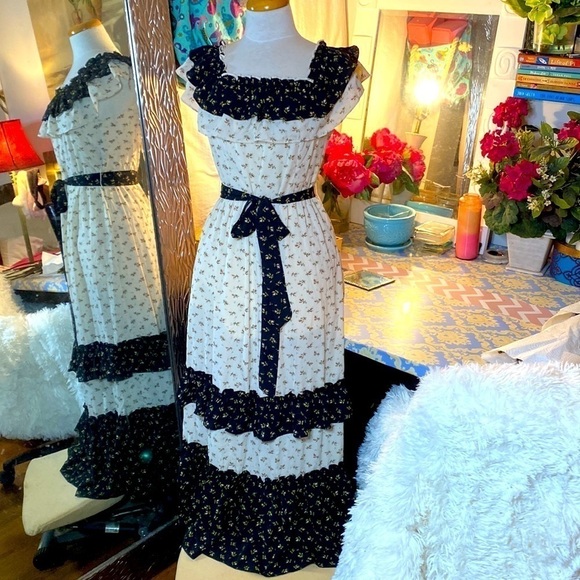 🌷Free The Roses🌷 Ruffle Off Shoulder Floral Victorian Doll Style Dress NWOT - Picture 3 of 13